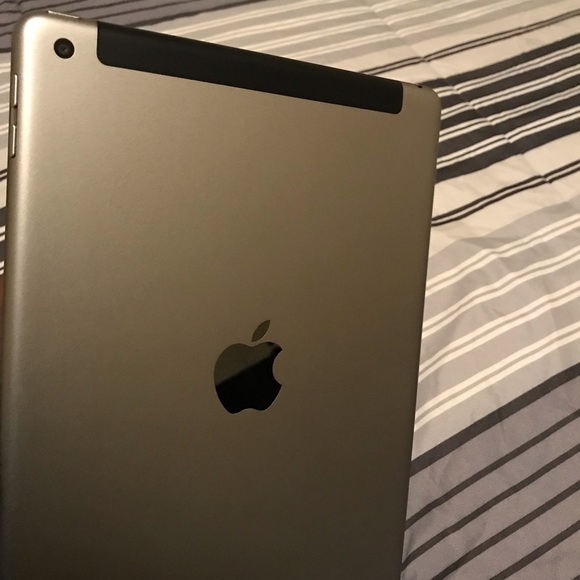 Apple iPad 6th gen - Picture 1 of 3
